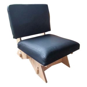 Este mueble es un sillón compacto fabricado en terciado de 18 milímetros y vitrificado en color natural. Está tapizado en ecocuero lavable de color negro y cuenta con un diseño moderno y simple. Es desarmable, lo que facilita su transporte y montaje. En resumen, es un sillón cómodo y estilizado para espacios reducidos.